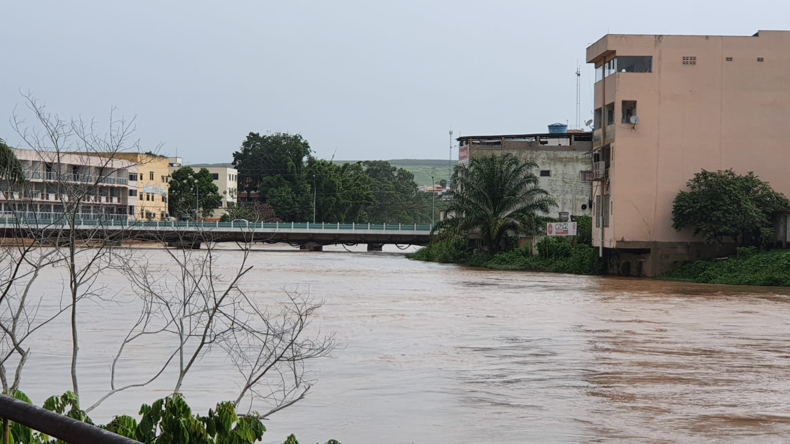 Chuvas elevam o nível do Rio Cricaré em mais de um metro em Nova