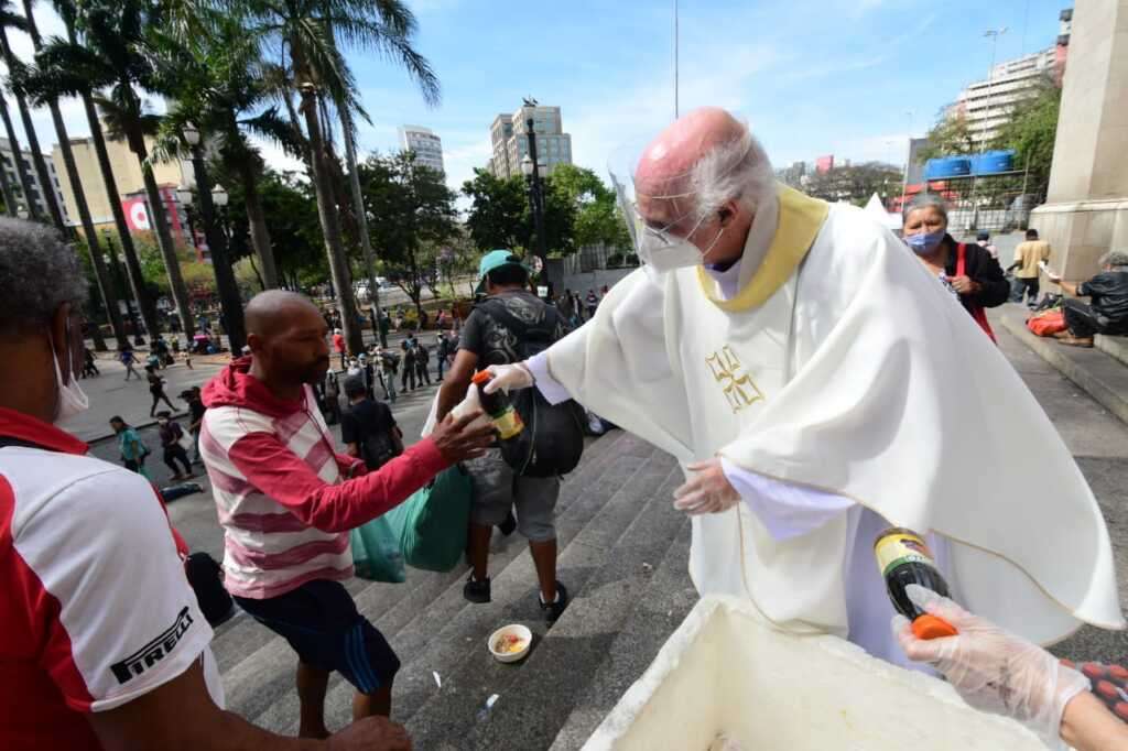 Papa Francisco liga para padre Julio Lancellotti e pergunta sobre moradores  de rua - TC Online